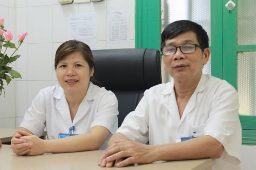Bác sĩ Lê Văn Hốt (phải), phòng khám chất lượng cao 36 Ngô Quyền.