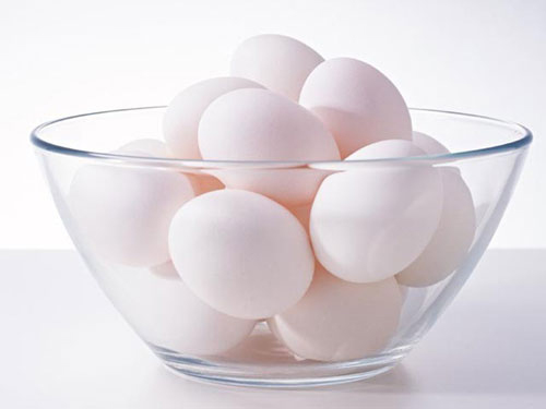 Khi chọn mua trứng để chế biến hoặc bảo quản cần chọn trứng mới để bảo quản được lâu hơn.