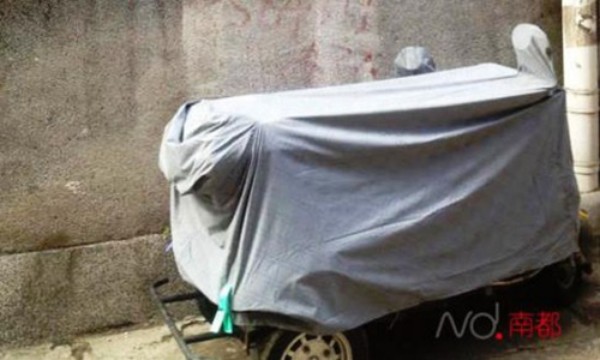 
Em bé may mắn rơi xuống tấm vải bạt phủ trên một chiếc xe ba bánh đỗ bên ngoài bệnh viện nên bảo toàn được tính mạng. 
