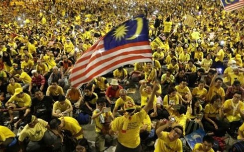 malaysia: cach mang mau dang nhen nhom nham vao thu tuong razak? hinh 1