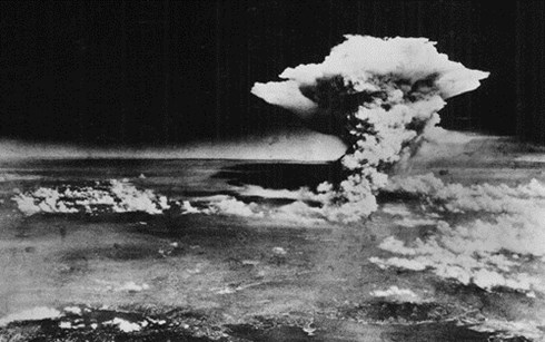 Một đám mây hạt nhân cuộn lên phía trên thành phố Hiroshima sau vụ nổ qua bom nguyên tử đầu tiên trong chiến tranh. Ảnh do lục quân Mỹ chụp vào ngày 6/8/1945.