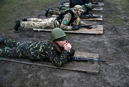 300 linh du My vao Ukraine, Nga “dung ngoi khong yen”