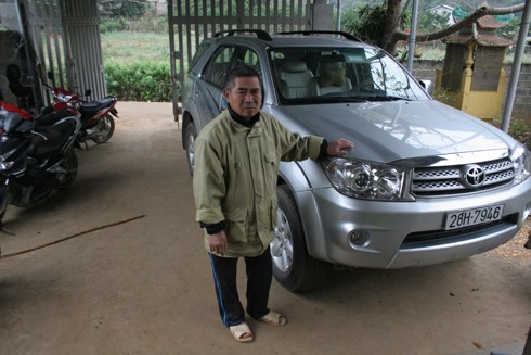  Ông Tiến bên chiếc xe hơi của mình - ảnh Nguyễn Hồng Thủy