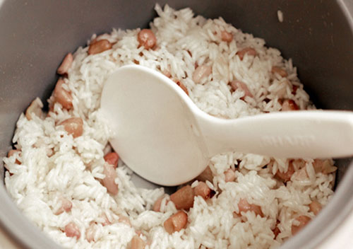 Hiện tượng nóng cổ, ợ chua khi ăn đồ nếp là do cấu tạo tinh bột của gạo nếp. Ảnh minh họa.