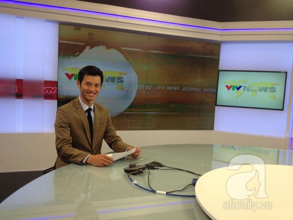 
Vượt qua hơn 3000 thí sinh, Vũ Mạnh Tùng giành tấm vé trở thành MC của Đài truyền hình.
