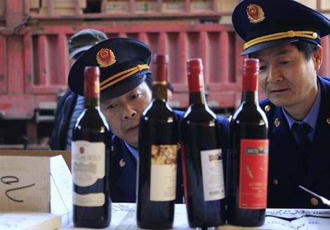 Cảnh sát Trung Quốc đang kiểm tra những chai rượu giả bị tịch thu trước khi đem chúng đi tiêu hủy tại Tây An – tỉnh Thiểm Tây – Trung Quốc