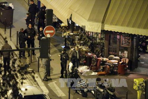 
Cảnh sát điều tra tại hiện trường một vụ tấn công khủng bố ở nhà hàng trung tâm Paris ngày 13/11. Ảnh: AFP/TTXVN
