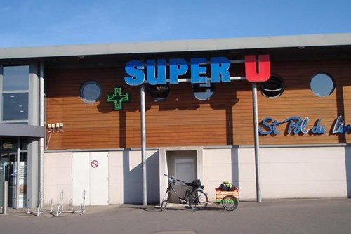 Chiếc xe của ông David đỗ bên ngoài siêu thị Super U.