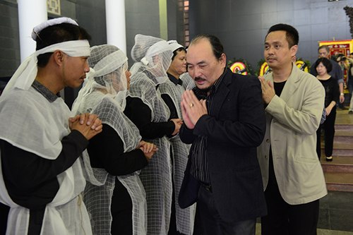 
Nghệ sĩ Hoàng Thắng đến viếng đạo diễn, NSND Hải Ninh khi ông qua đời.
