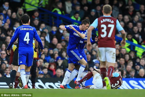 Và Matic trả đũa Ashley Burnley