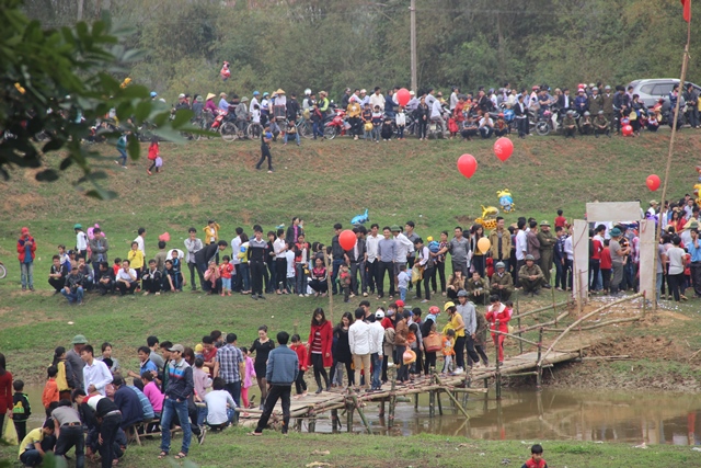 cho danh nhau,cho chuong,nem ca chua,cau may,xa dong hoang,thanh hoa