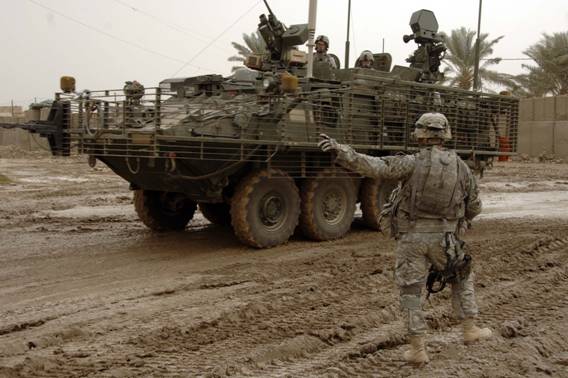 Một chiếc Stryker được bảo vệ “chằng chịt” tại Iraq