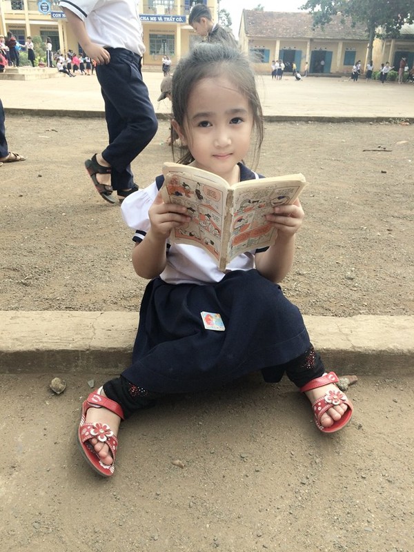 Cô bé tiểu học ở Đăk Lăk gây sốt với bức ảnh ngồi đọc truyện ở sân trường 2