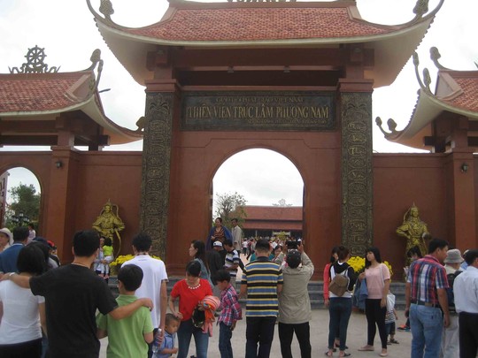 Cổng trước của ngôi chùa lớn nhất miền Tây