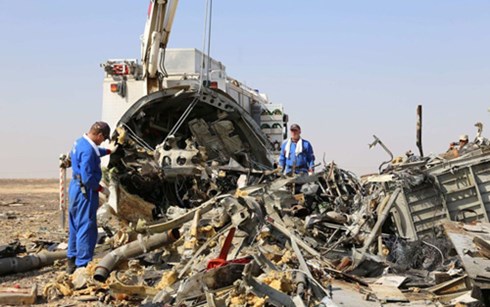 
Nhân viên cứu hộ Nga tại hiện trường rơi máy bay A321 của Nga ở Ai Cập. Ảnh: AFP.
