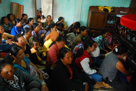 
Rất đông người dân đến thăm hỏi, chia buồn với gia đình trung úy Nay Plong
