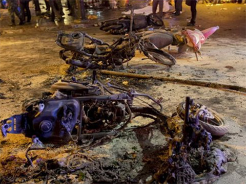 
Hiện trường vụ đánh bom chết chóc tại đền Erawan ở Bangkok
