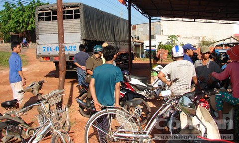 
Người dân vây quanh hiện trường. - Ảnh: Minh Lợi
