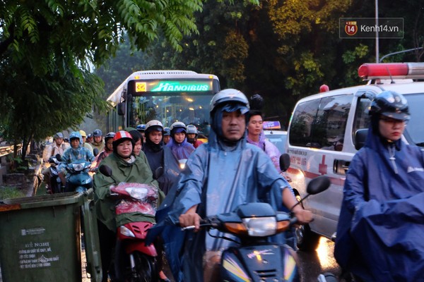 Trên đường Lê Duẩn lúc 17h30 chiều nay, nhiều phương tiện bò trên đường ách tắc kéo dài.