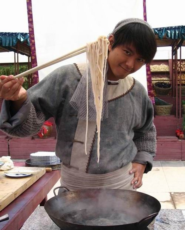 Rất nhiều diễn viên hiện nay luôn coi trang cá nhân là nơi giao lưu với người hâm mộ và thường chia sẻ ảnh trên phim trường.