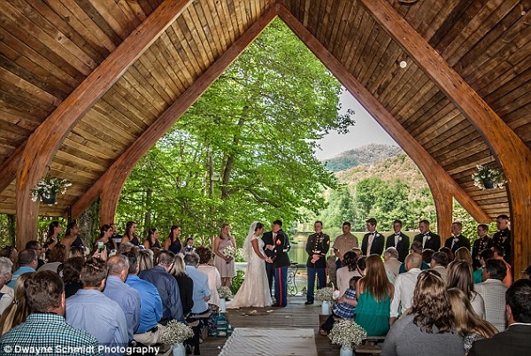 Bức ảnh cưới kỳ lạ thu hút 25 ngàn lượt like chỉ sau vài giờ đăng tải