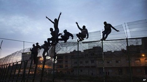 Nhiều người trèo hàng rào nhập cư trái phép vào Tây Ban Nha