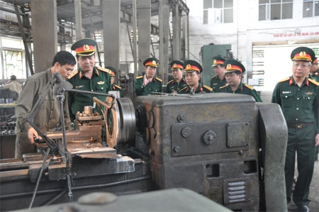 
Trung tướng Lê Quý Đạm, Chủ nhiệm Tổng cục Kỹ thuật, kiểm tra Nhà máy Z153, tháng 11-2015.
