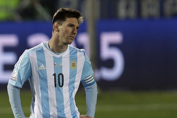 Messi đang phải hứng chịu những lời chỉ trích sau thất bại của ĐT Argentina tại Copa America 2015.