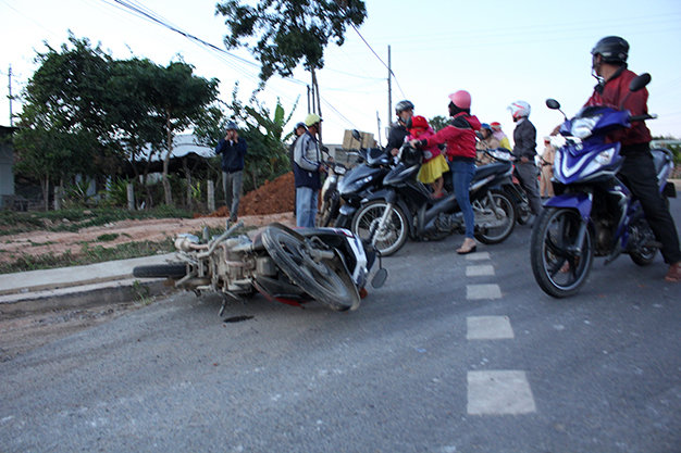 Hiện trường một xe máy bị xe điên tông tại Đắk Hà - Ảnh do bạn đọc cung cấp