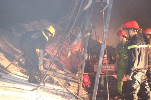 
Hàng chục lính cứu hỏa được huy động tới hiện trường, nhanh chóng triển khai cốc tác dập và khống chế đám cháy

