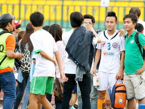 Huy Toàn (3) được người hâm mộ chúc mừng sau khi ghi bàn trong trận đấu với XSKT Cần Thơ. Ảnh: Dương Thu