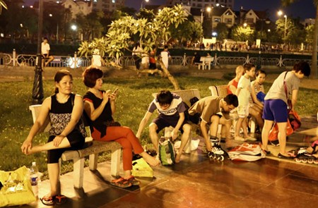 Nang nong ky luc, nguoi Ha Noi un un ra duong hong gio dem