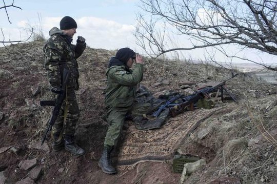 Pro-Russian rebels observe the area at a front line outside the village of Molochnoye, north-east from Donetsk, March 8, 2015. REUTERS/Marko Djurica