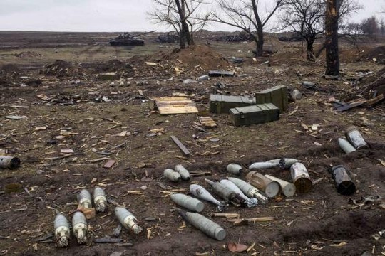 Ammunition at a field in the town of Debaltseve, north-east from Donetsk, March 13, 2015. REUTERS-Marko Djurica