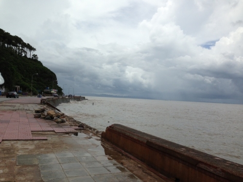 
Bãi biển Đồ Sơn tan hoang sau một ngày mưa bão
