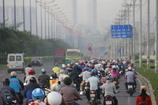 Làn đường xe máy quá tải, gây hỗn loạn trên xa lộ Hà Nội, đoạn ngã tư Thủ Đức, hướng Võ Văn Ngân và xa lộ Hà Nội cũng ùn tắc.