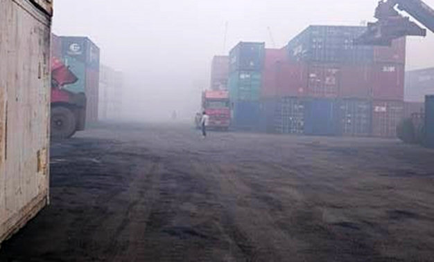 Khói và khí độc do cháy phốt pho bao trùm một phần cảng Nam Hải - Ảnh: Người dân cung cấp