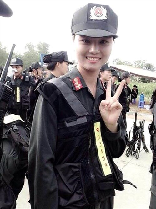 Trần Thị Minh Châu trong bộ cảnh phục đặc nhiệm. 