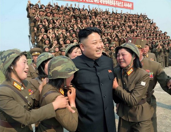 Chính sách tuyên truyền trong nước đã dựng nên hình ảnh ông Kim Jong Un là một nhà lãnh đạo vui vẻ, được người dân yêu mến ở mức độ ngang bằng, thậm chí hơn cả ông nội và cha mình. (Nguồn: CNN)