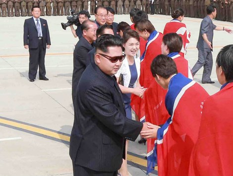 Ông Kim Jong Un chào đón đoàn vận động viên. Ảnh: KCNA/EPA)