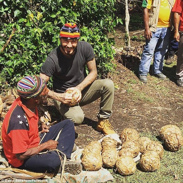 Becks hào hứng làm trái bóng từ lá chuối khô