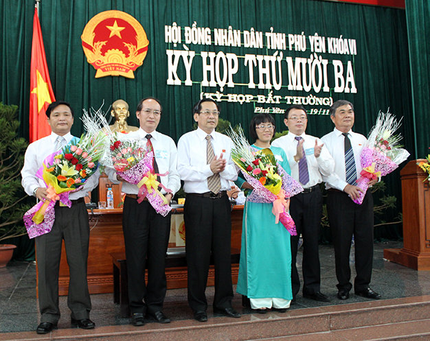 
Lãnh đạo HĐND, UBND tỉnh Phú Yên tặng hoa chúc mừng hai phó chủ tịch và hai ủy viên UBND tỉnh nhiệm kỳ 2011-2016 - Ảnh: Hòa Xuân
