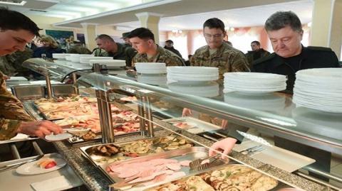 Tổng thống Ukraine Poroshenko tự chọn thức ăn với binh lính Mỹ