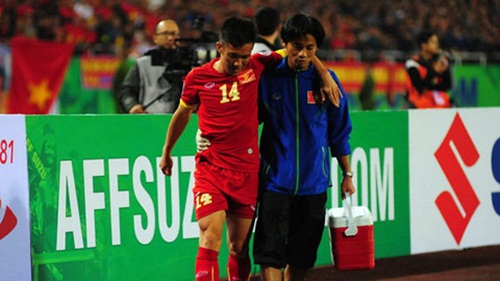  Tấn Tài dính chấn thương nặng ở trận bán kết AFF Cup 2014