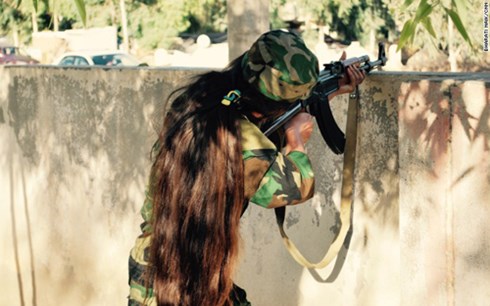 Một nữ chiến binh của Lữ đoàn Mặt trời tập luyện ngắm súng. (ảnh: CNN).