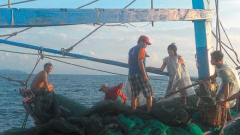 Lưới đánh cá của ngư dân cũng là một trong những vũ khí chống ngầm hiệu quả