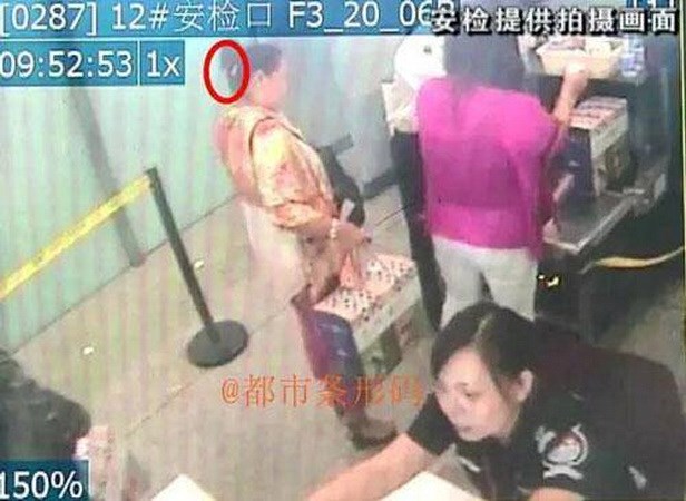 Tuy nhiên, người phụ nữ này đã bị an ninh tại một sân bay ở Côn Minh phát hiện. (Nguồn: CCTV News)