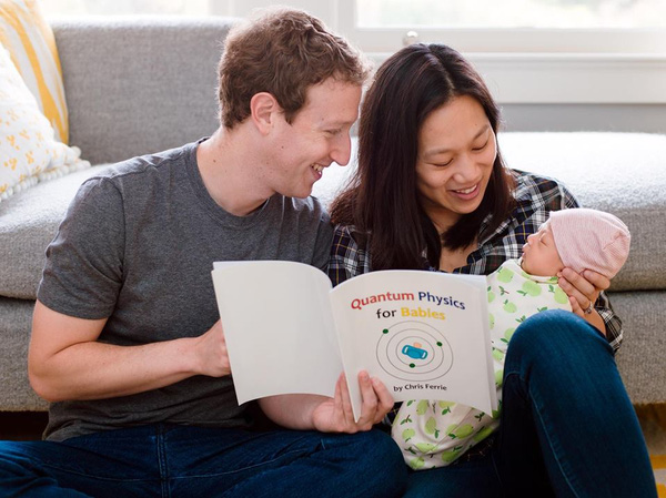 
Hai vợ chồng Mark và Priscilla Chan cưng nựng con gái và đọc cho con nghe cuốn sách vật lý lượng tử. 
