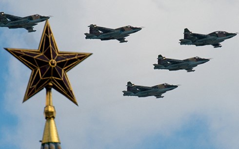 
Máy bay chiến đấu Su-25 Nga bay qua Quảng trường Đỏ. Ảnh: Sputnik
