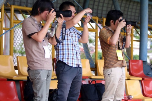 Các phóng viên Nhật theo dõi buổi tập của đội Olympic VN sáng 25-3. Ảnh: N.K